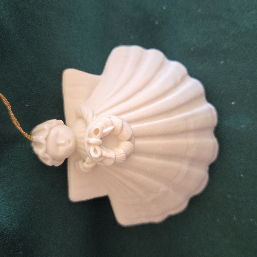 Wreath Angel Ornament/Figurine 1985. Made in the USA.